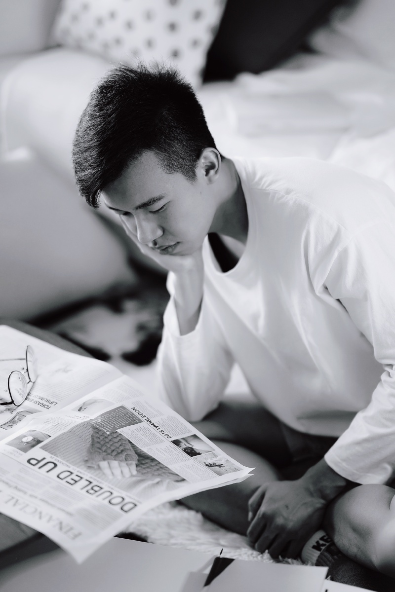 男生情绪感家居写真随意慵懒黑白照片超有型