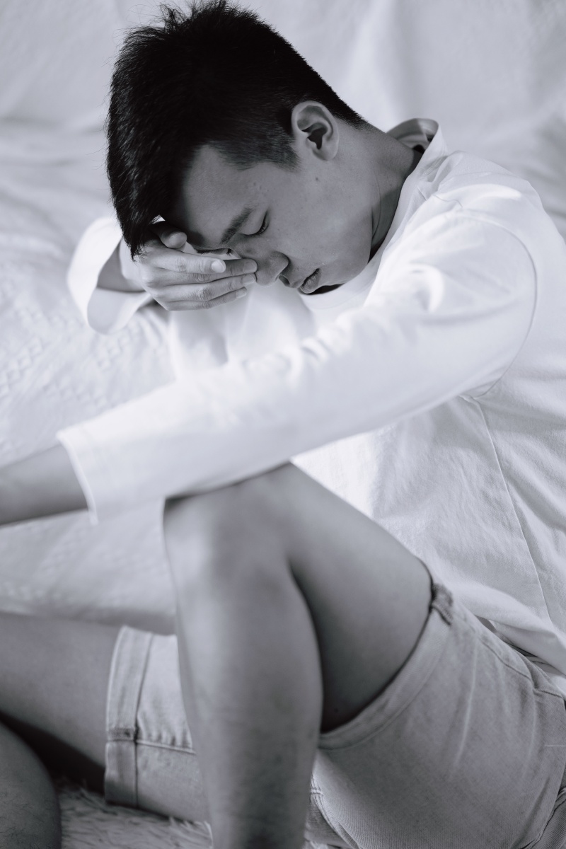 男生情绪感家居写真随意慵懒黑白照片超有型