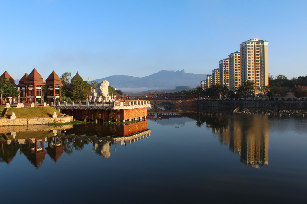 早晨的保亭 br /> 生活了20几年的县城,赶回海口上班,去车站的时候忍