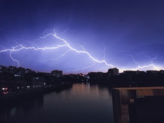585