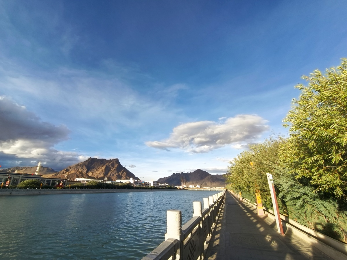 七月的狮泉河让爱情在蓝天下流淌