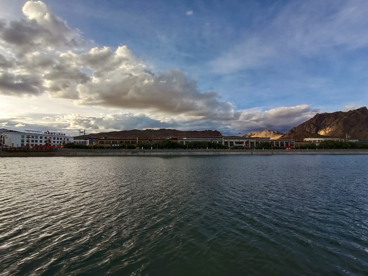 七月的狮泉河让爱情在蓝天下流淌