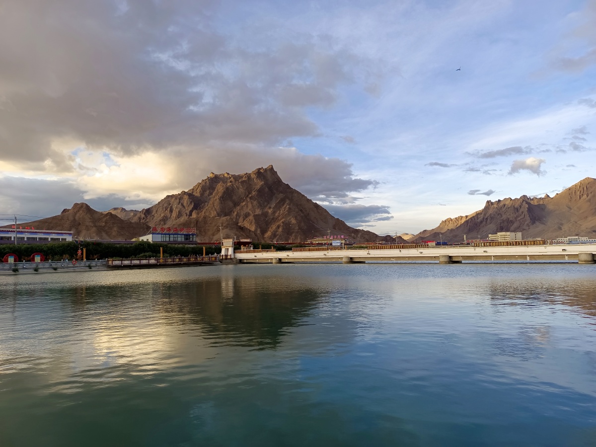 七月的狮泉河让爱情在蓝天下流淌