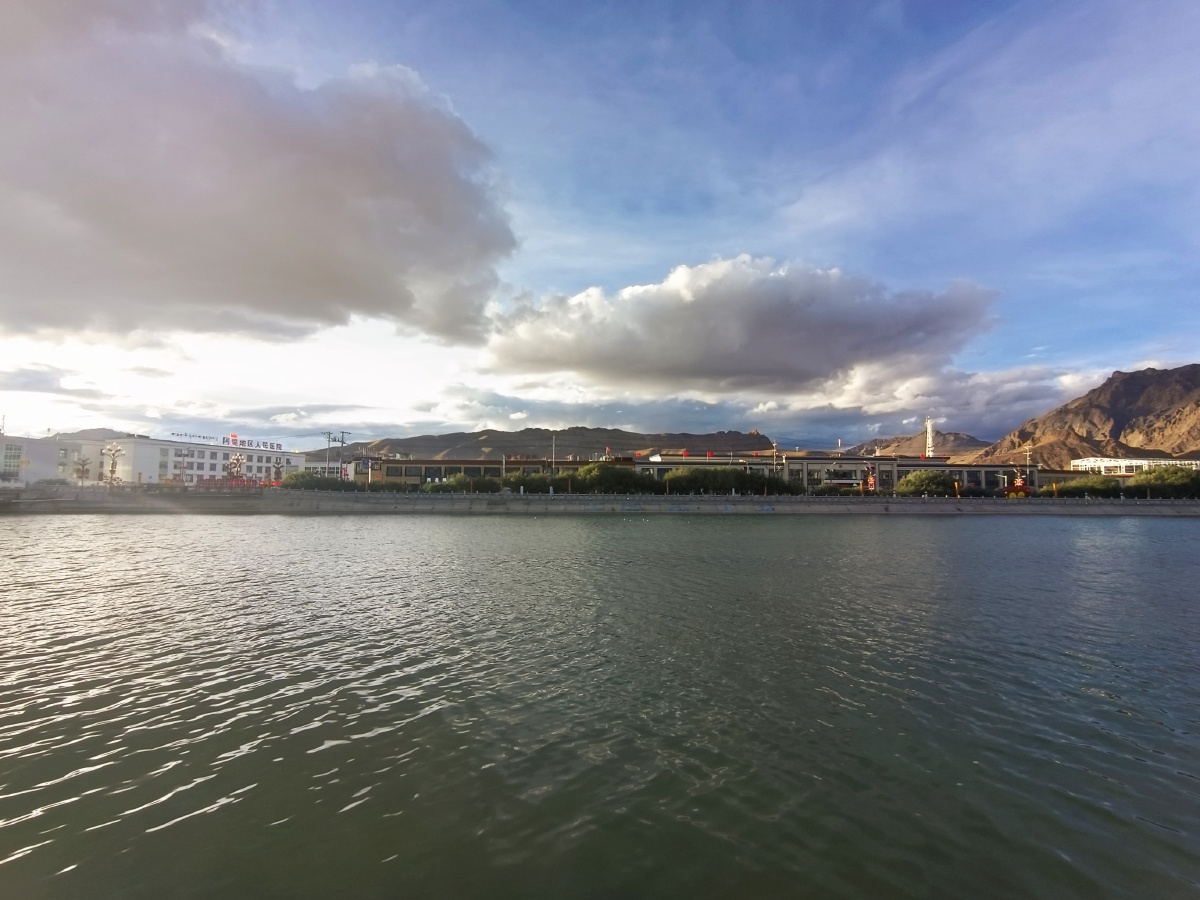 七月的狮泉河让爱情在蓝天下流淌