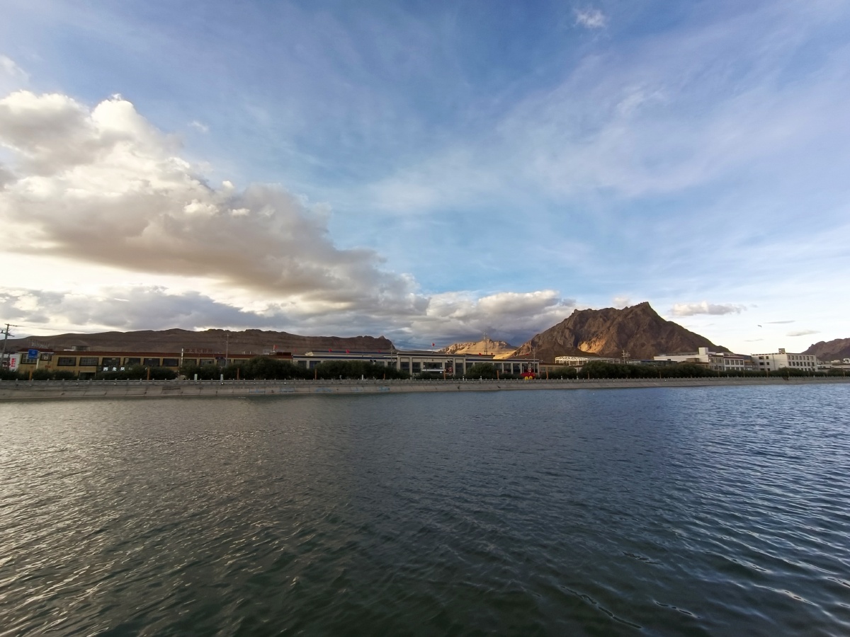 七月的狮泉河让爱情在蓝天下流淌