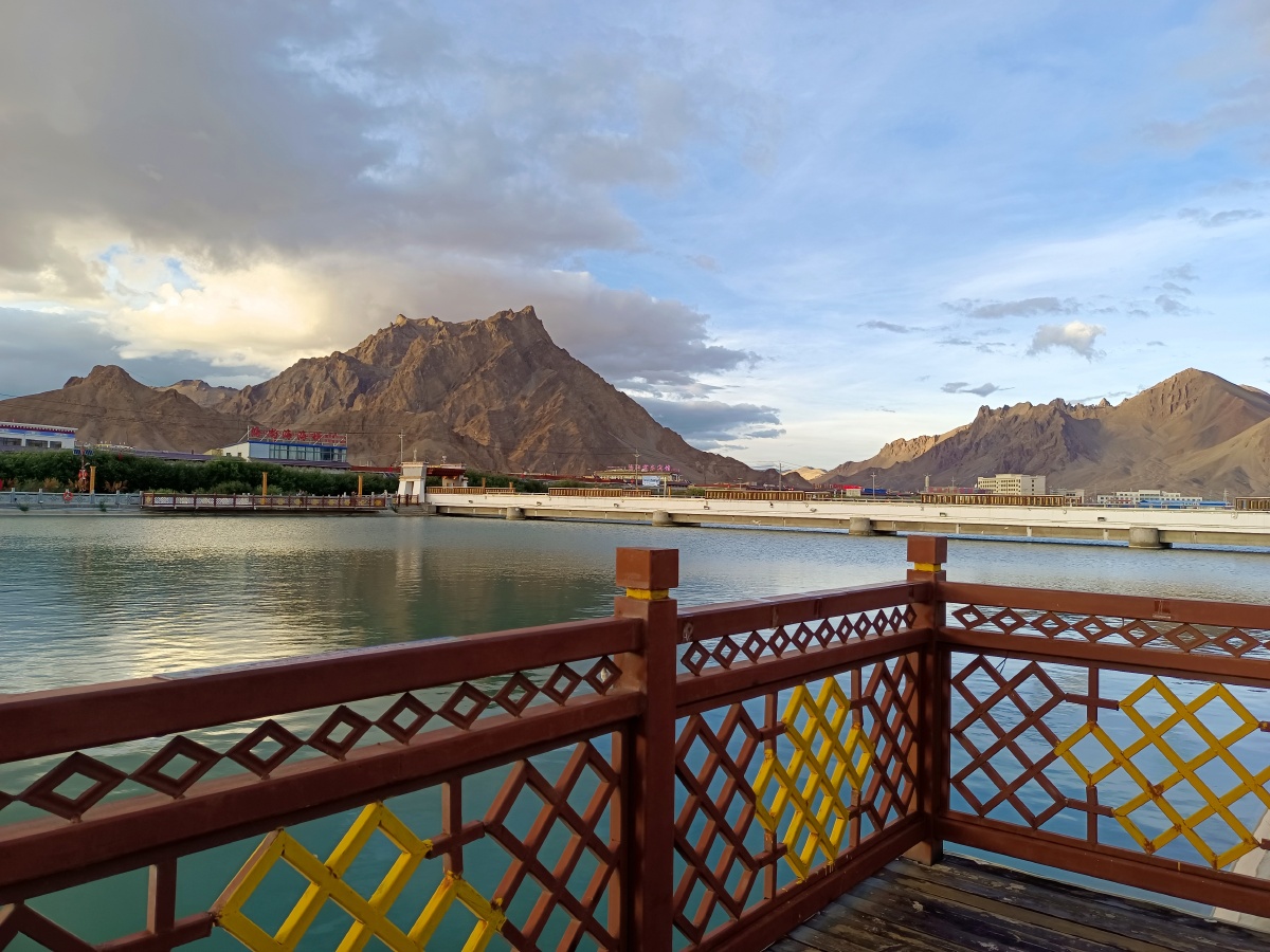 七月的狮泉河让爱情在蓝天下流淌