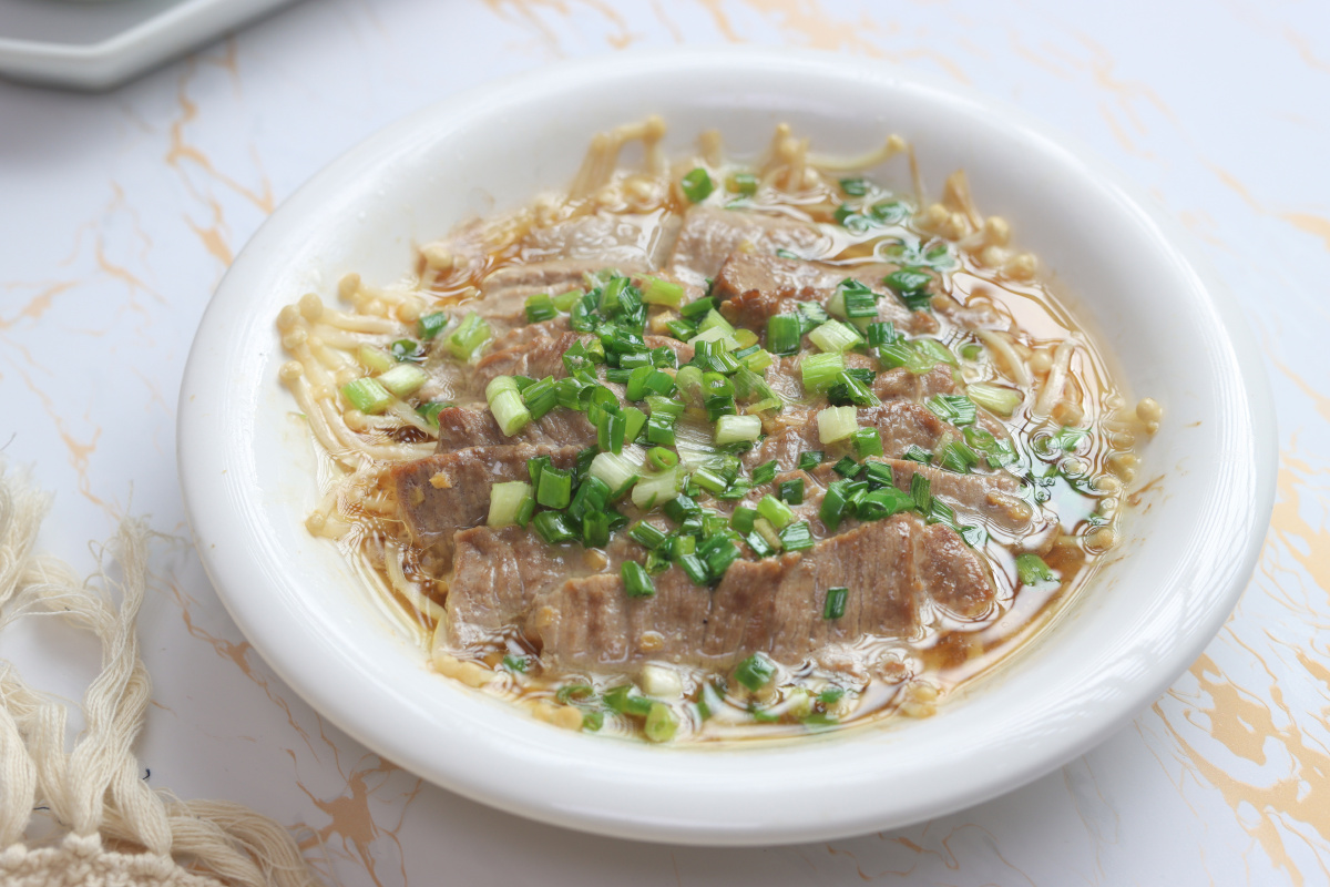 让镜头先吃金针菇蒸牛肉