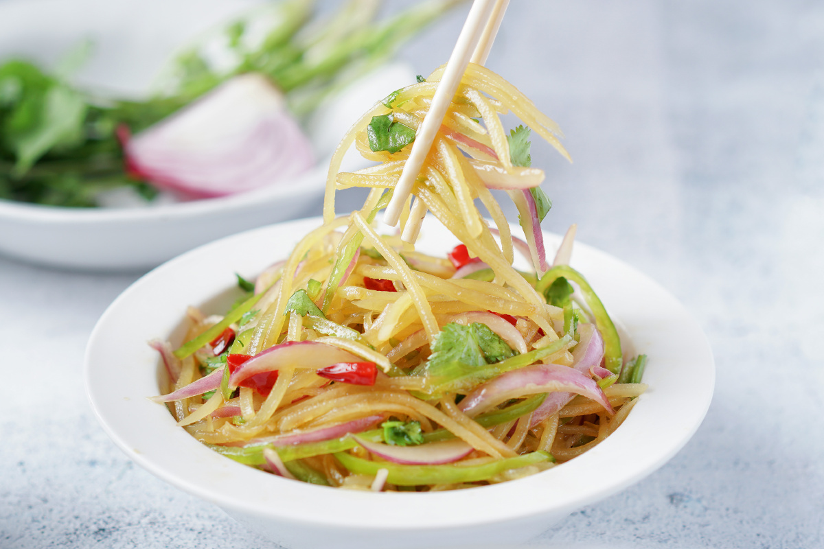 夏日开胃菜凉拌洋葱土豆丝