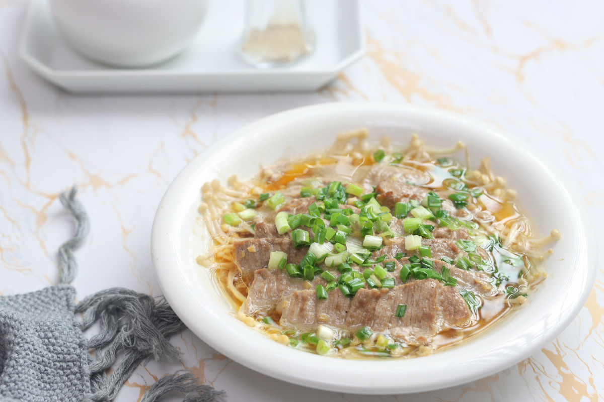 让镜头先吃金针菇蒸牛肉