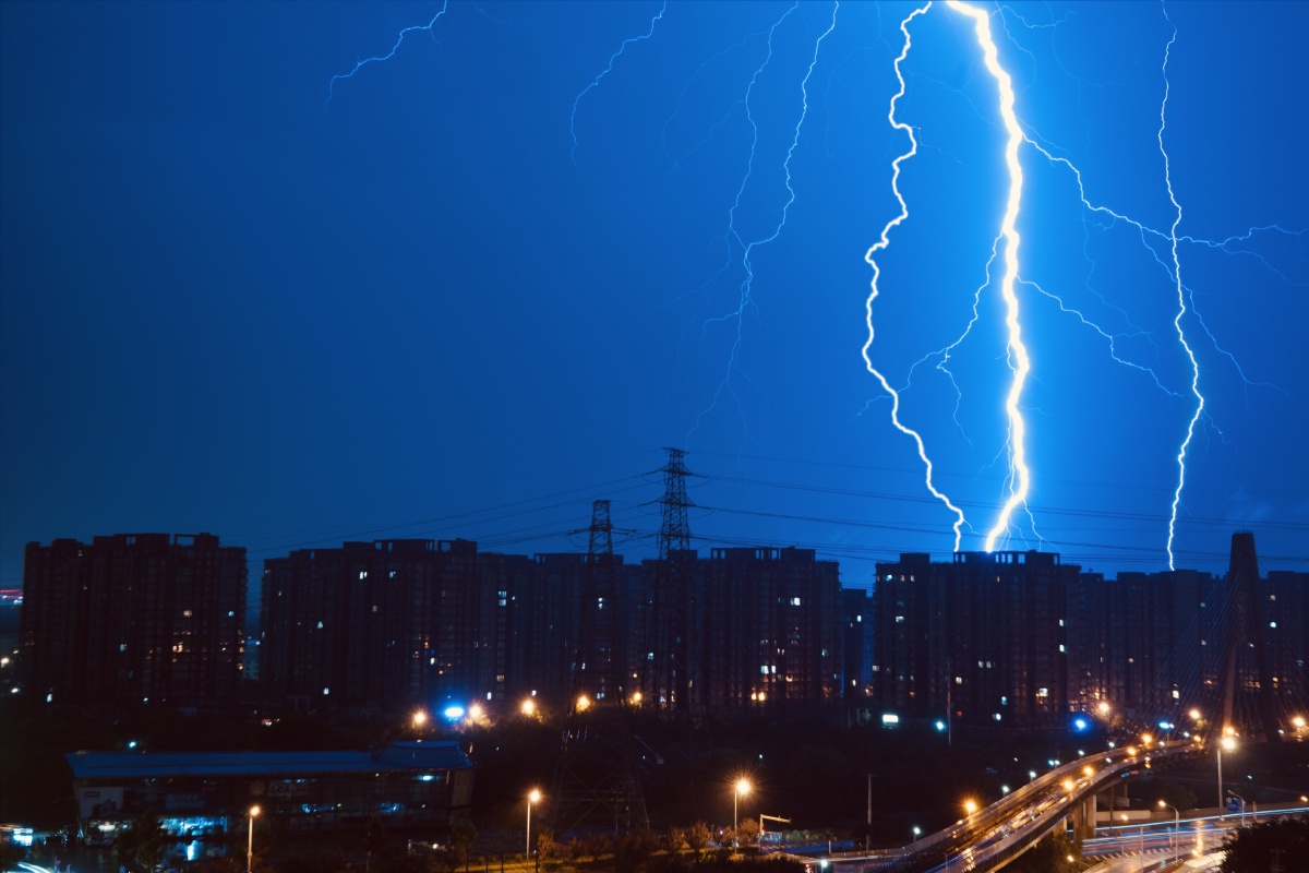 北京暴雨凌晨三点的闪电暴雨云层很厚闪电一直藏在云里等到三点左右才