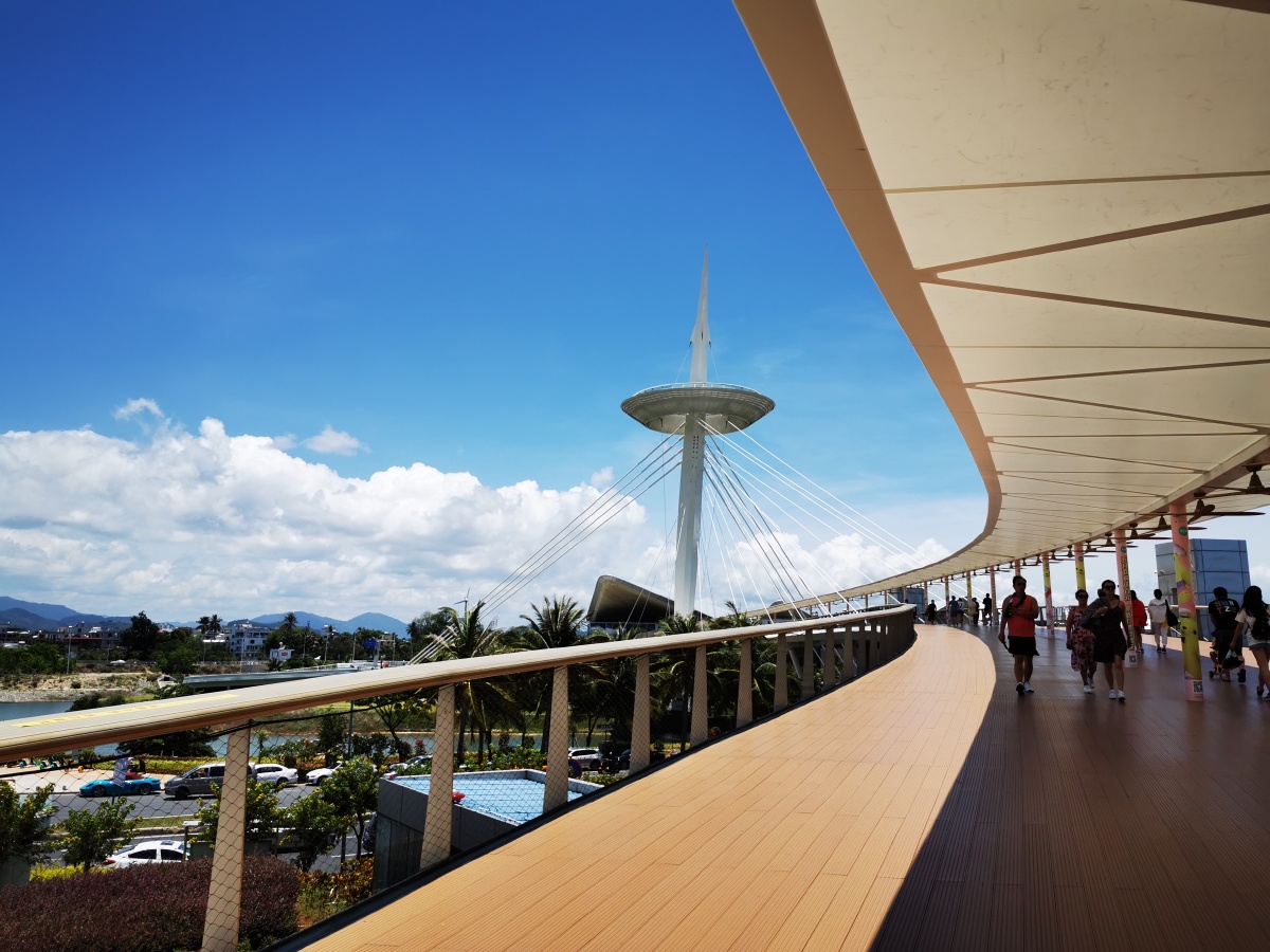 蓝天下的灯塔,蜿蜒的桥梁