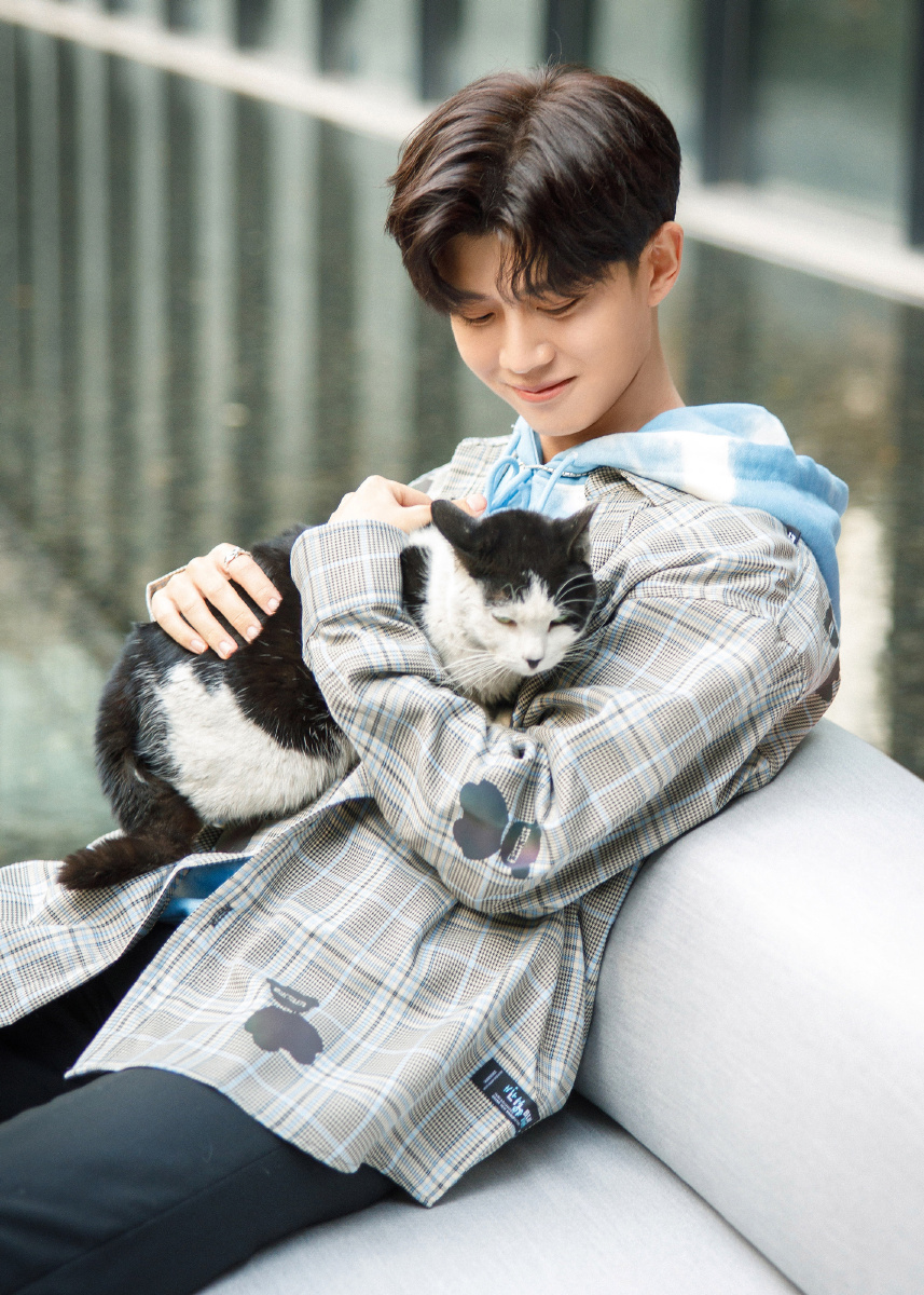 嘉伦的这一抹邪笑也太绝绝子了叭高清图片