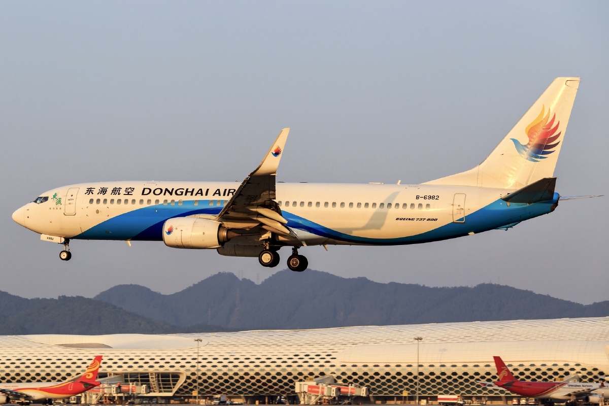 02.12,东海航空b737-800落地深圳机场.