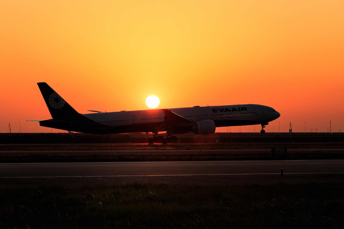 夕阳下,一架台湾立荣航空客机降落深圳宝安国际机场.amd_gogo关注