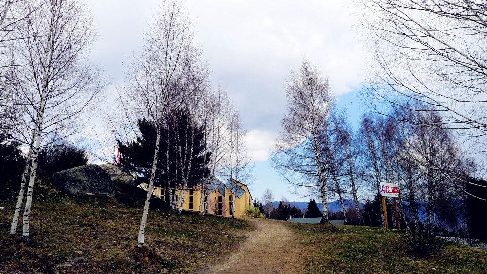 住处后面<br />