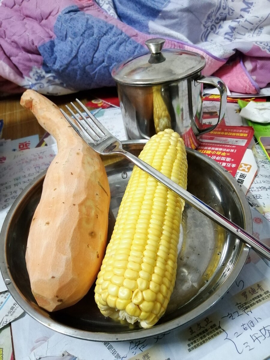 我的早餐，一条清蒸红薯，一条清蒸甜玉米，一杯温开水，简约而美味！