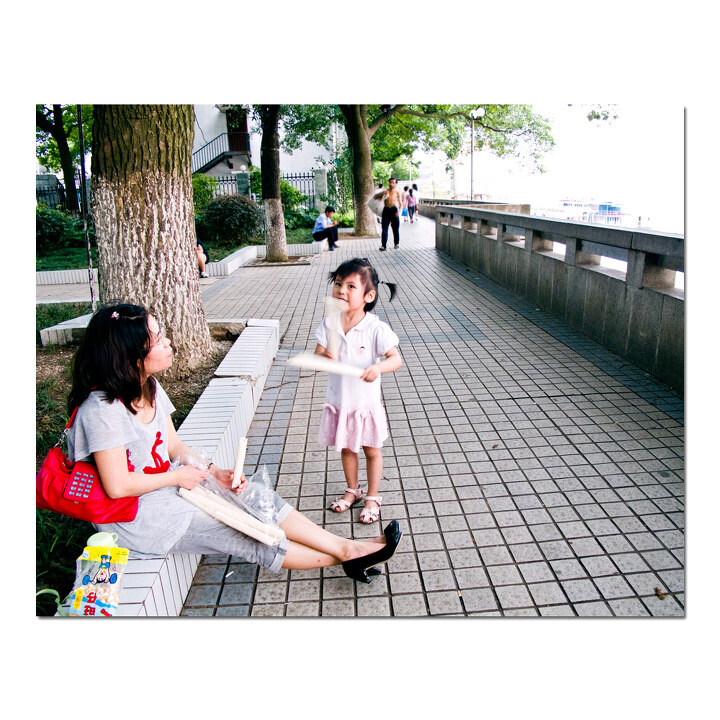 湘江边杜甫江阁的。。小孩和她的妈妈。。<br />
小女孩舞着那个爆米棒（貌似这么叫的）非要给妈妈唱歌。她兴高采烈的说是今天幼儿园老师教的。