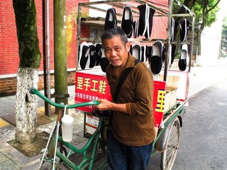 卖鞋的老人