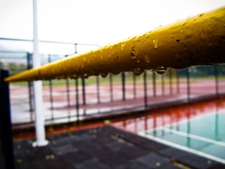 雨后，操场，单杠。
