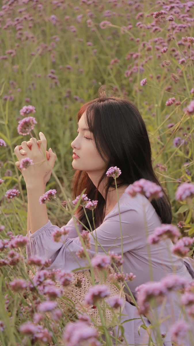 《夕阳下的女孩》 初见马鞭草是正午,但是最适合的拍摄时间就是夕阳前后,有夕阳的时候紫色的马鞭草更为的浪漫了,紫紫的让人十分欢喜,风吹动瞬间,爱了,日落前拍片光太棒了,日落后满天的红光太适合拍剪影了 设备:佳能 摄影:夏天孟桥 地点:厦门香山公园 |厦门|写真|少女写真|个人写真|花海|厦门约拍|厦门旅拍|