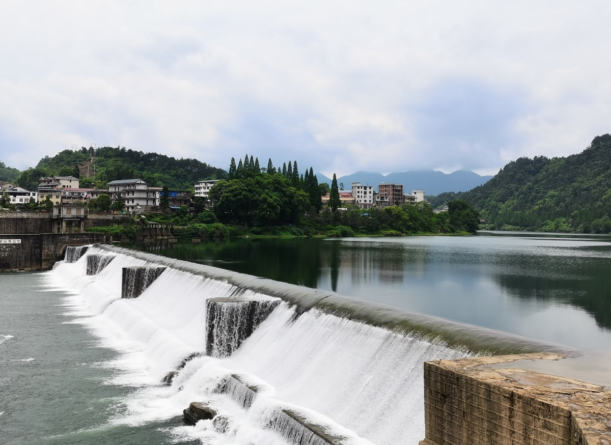 这里是湖南省桑植县,也是贺龙元帅的故乡,澧水河流经永生廊桥,美丽的