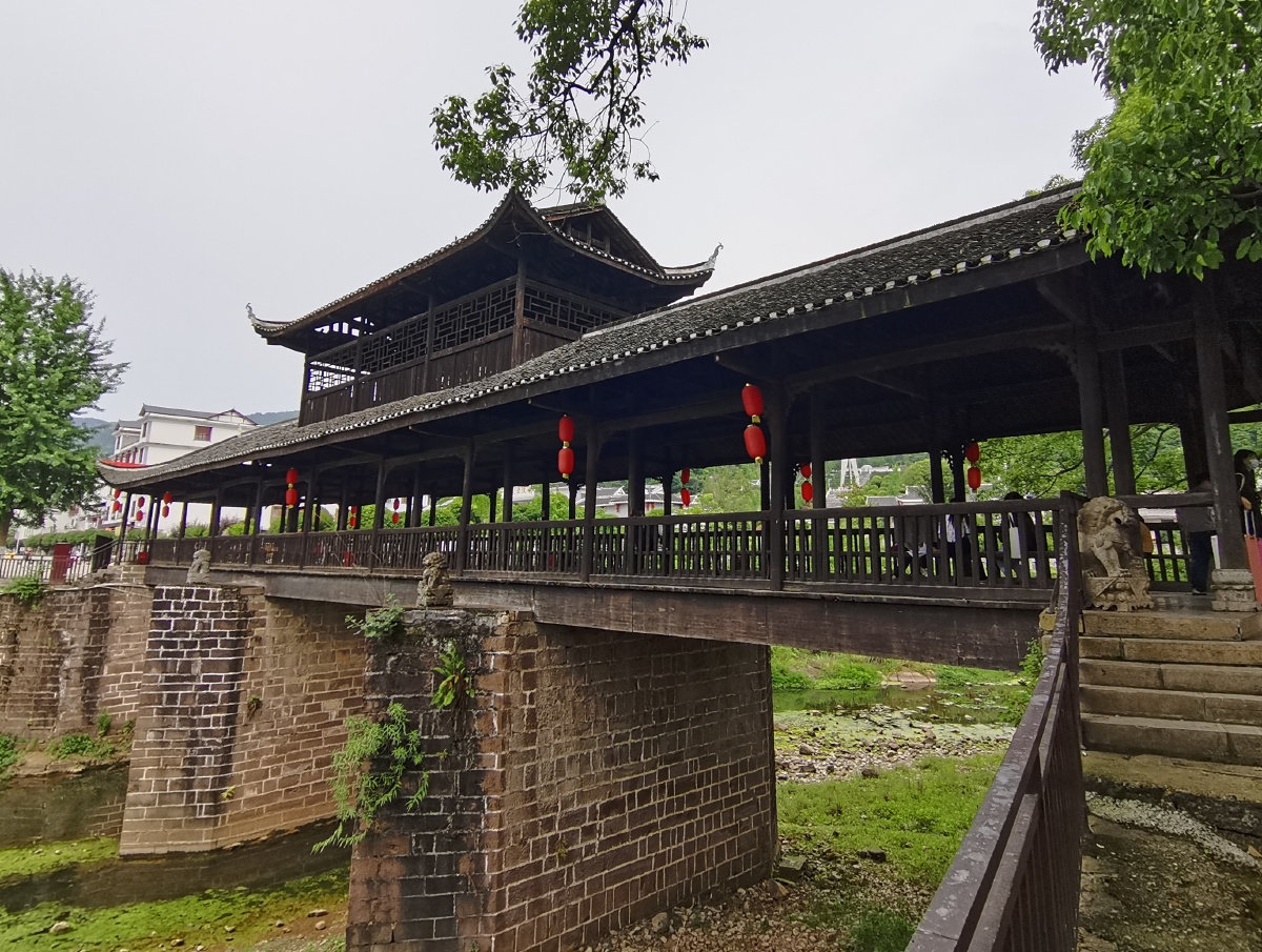这里是湖南省桑植县,也是贺龙元帅的故乡,澧水河流经永生廊桥,美丽的