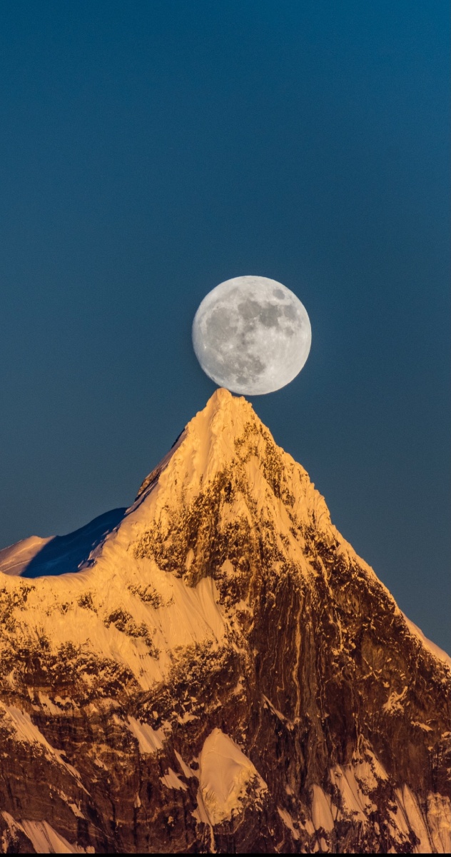 满月下的南迦巴瓦