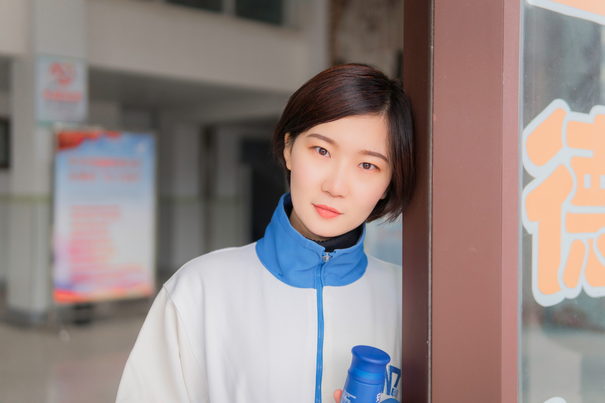 十七岁那一年一转眼从指间溜走消失不见原来校服是唯一纪念毕业册是