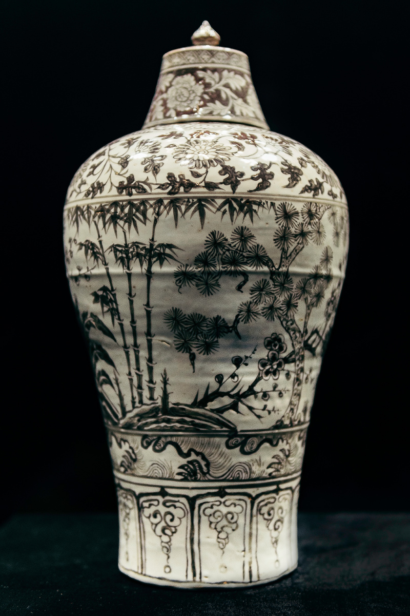 明洪武釉里红岁寒三友纹梅瓶