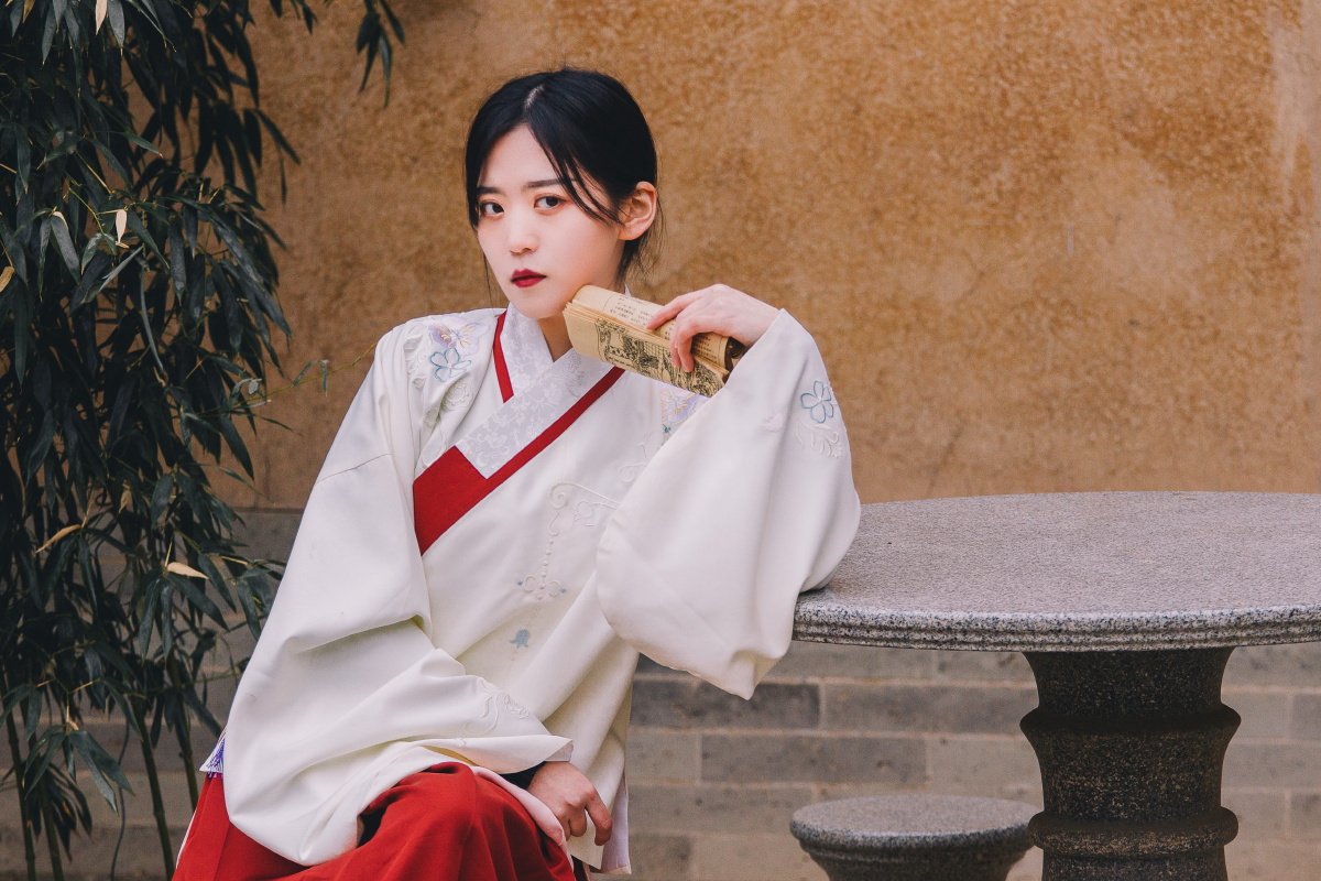 云髻峨峨修眉联娟犹如神女下凡