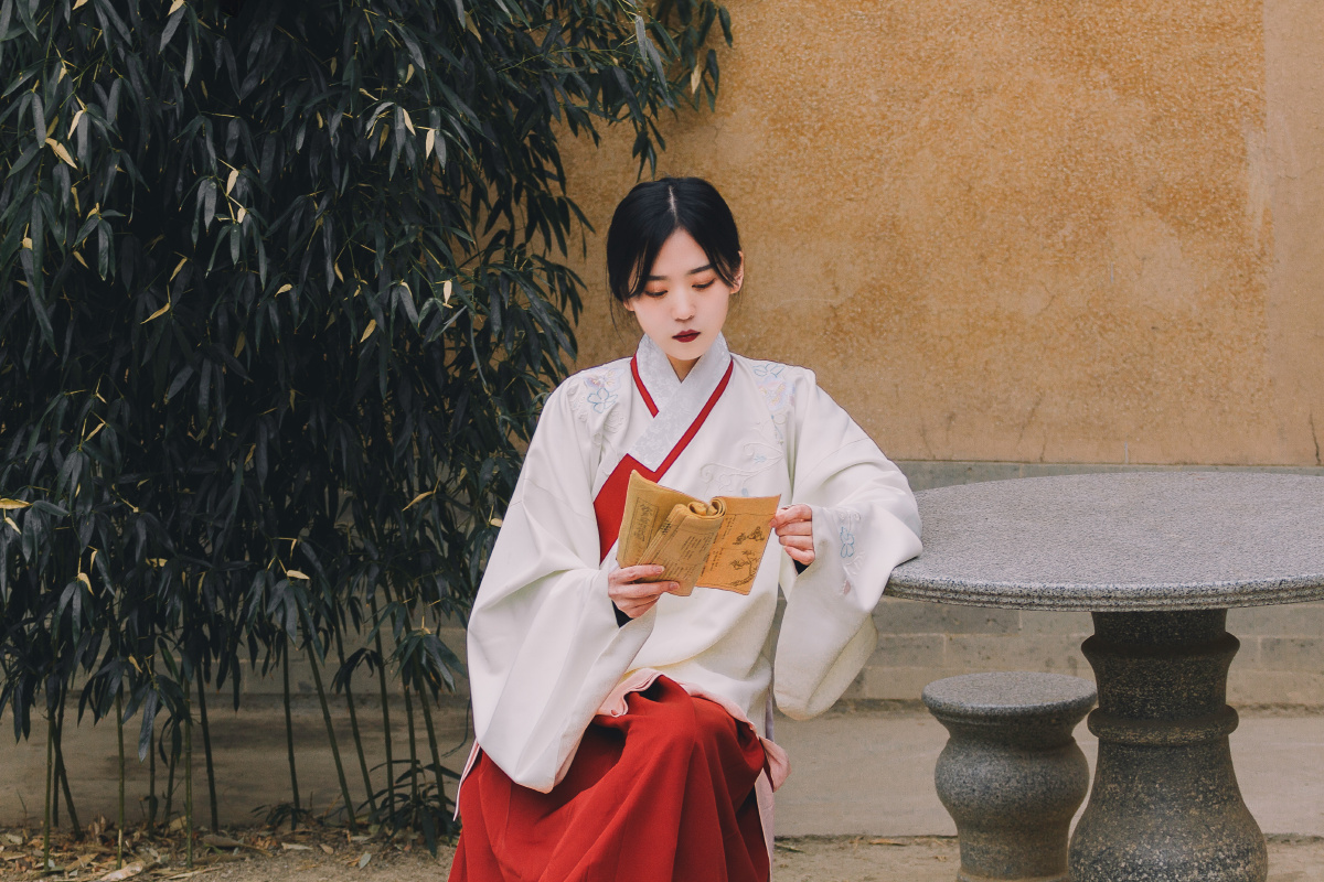 云髻峨峨修眉联娟犹如神女下凡