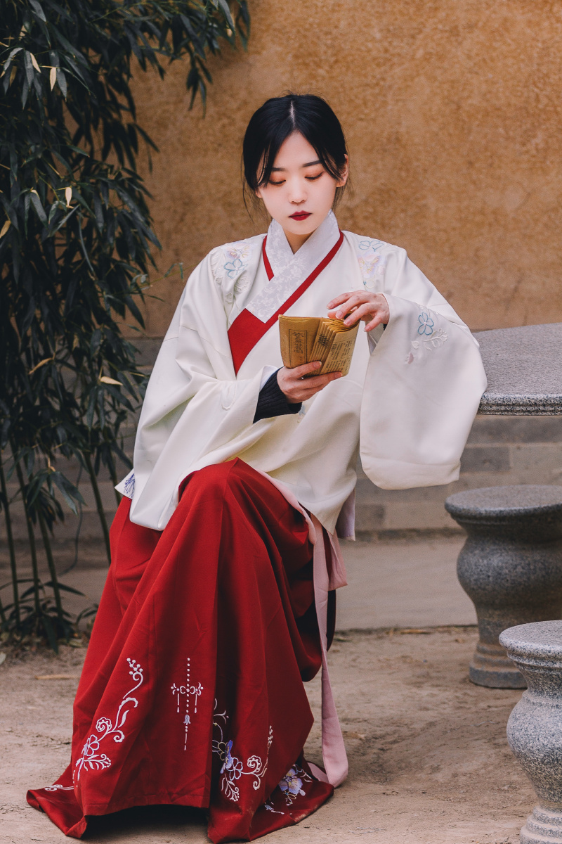 云髻峨峨修眉联娟犹如神女下凡