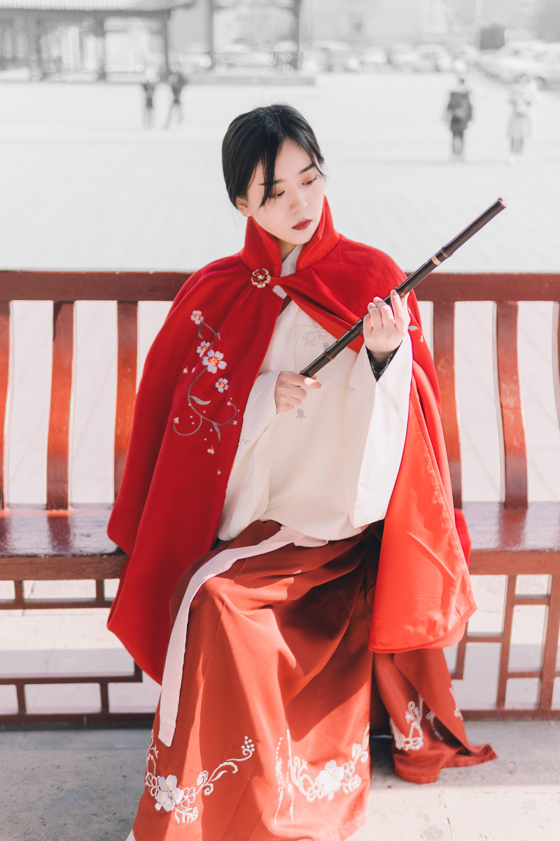 云髻峨峨修眉联娟犹如神女下凡