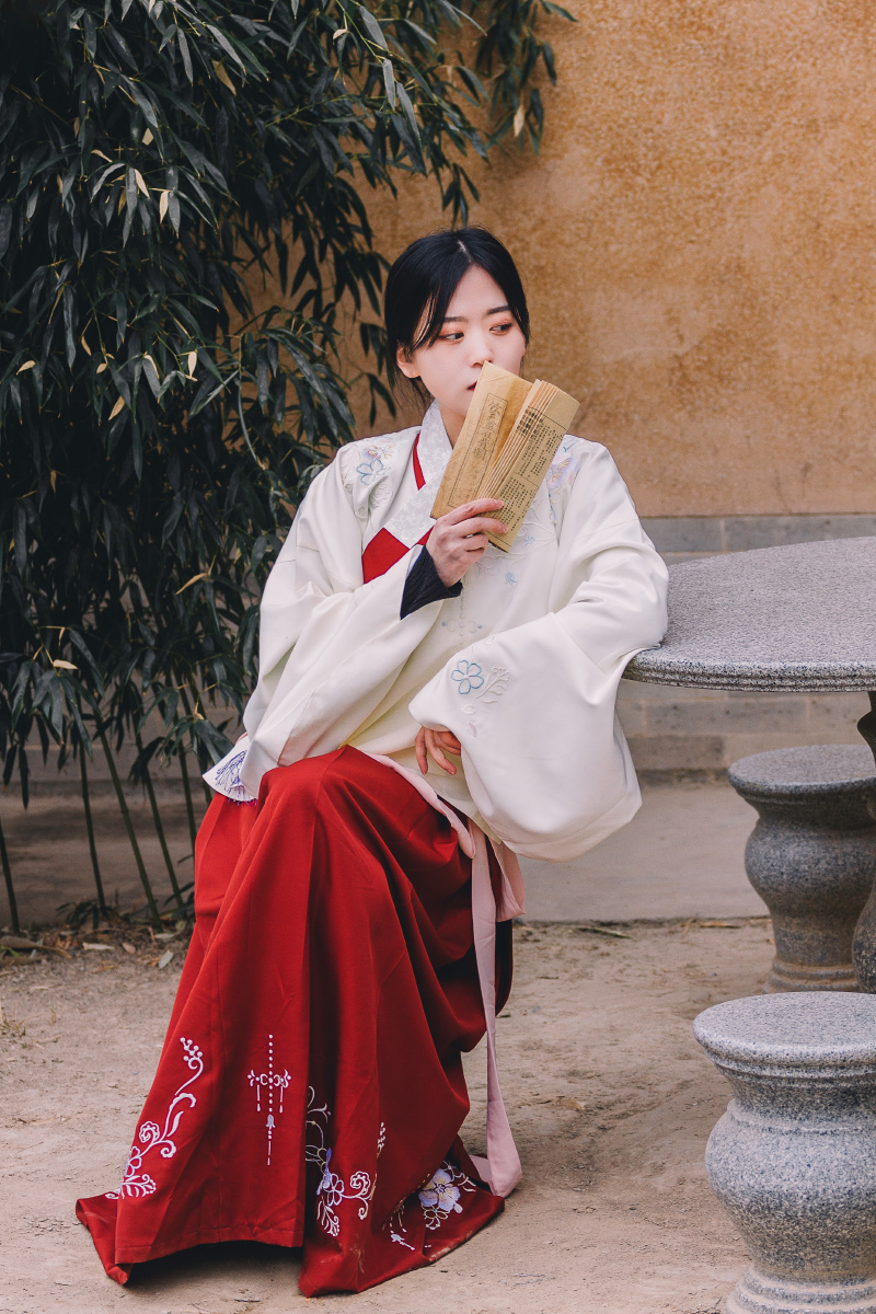 云髻峨峨修眉联娟犹如神女下凡