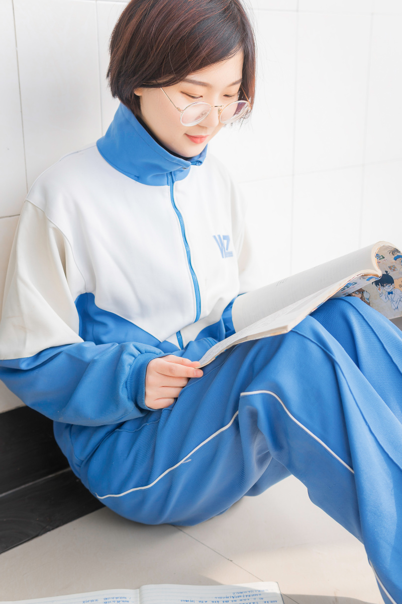 十七岁那一年一转眼从指间溜走消失不见原来校服是唯一纪念毕业册是