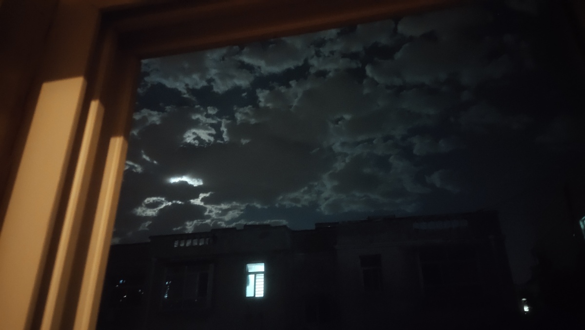 夜晚多云,多云,多云天气_大山谷图库