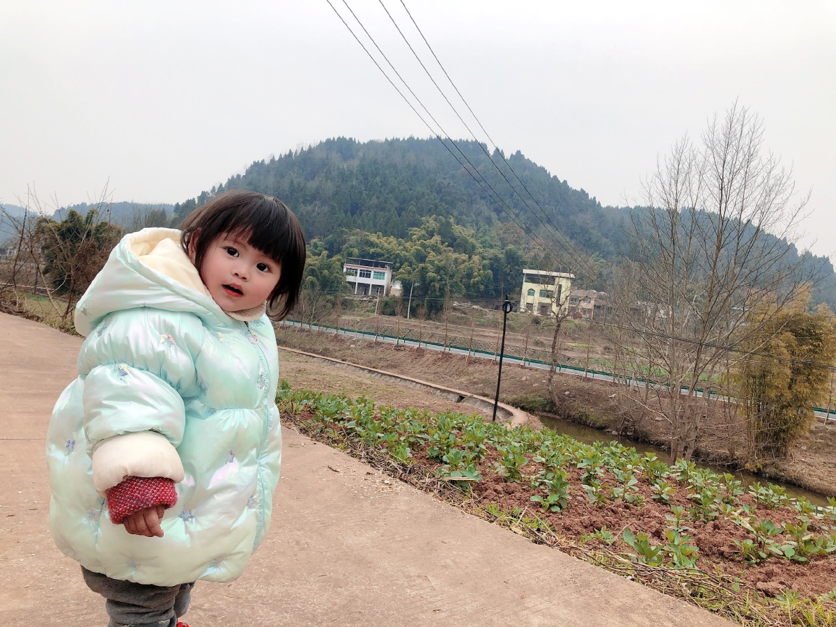 冬季的乡村和小孩