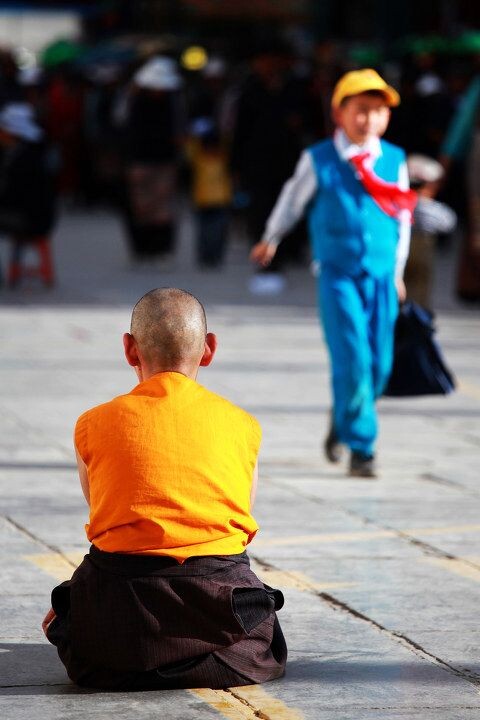 信仰与未来同样重要<br />
大昭寺前，虔诚的信徒在祈祷，在藏区随处可见的经幡庙宇告诉着我们这是一处充满信仰的圣地，多少人来到西藏就是为了找寻那丢失的信仰，而远处的“红领巾”告诉我这里还是在中国~