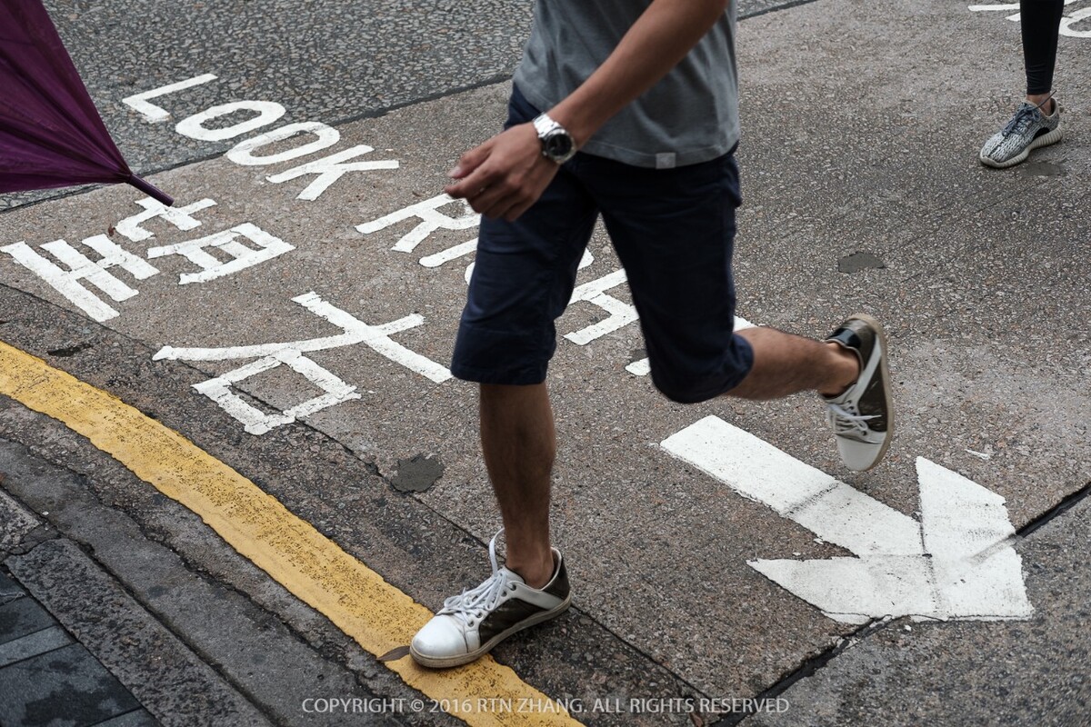 单行道比较多，路口有很多提示行人的标志——东北话“往右！”