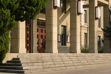 大连理工大学主楼的清晨