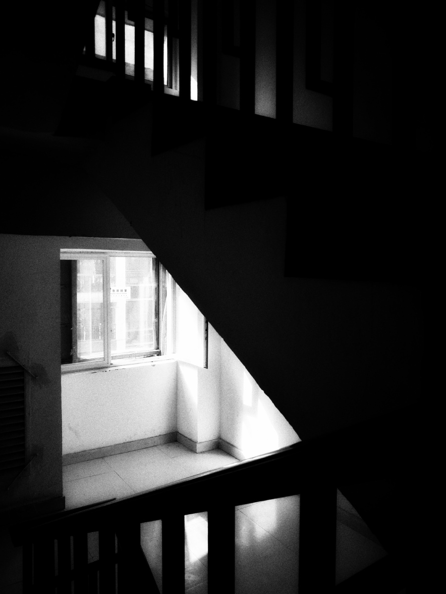 教学楼道的光影,仿佛能看到从前窗边的你