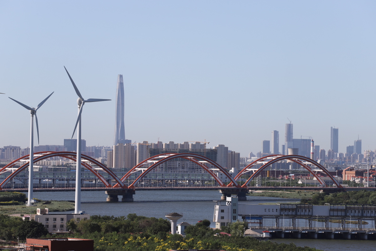 远眺彩虹桥和天津周大福