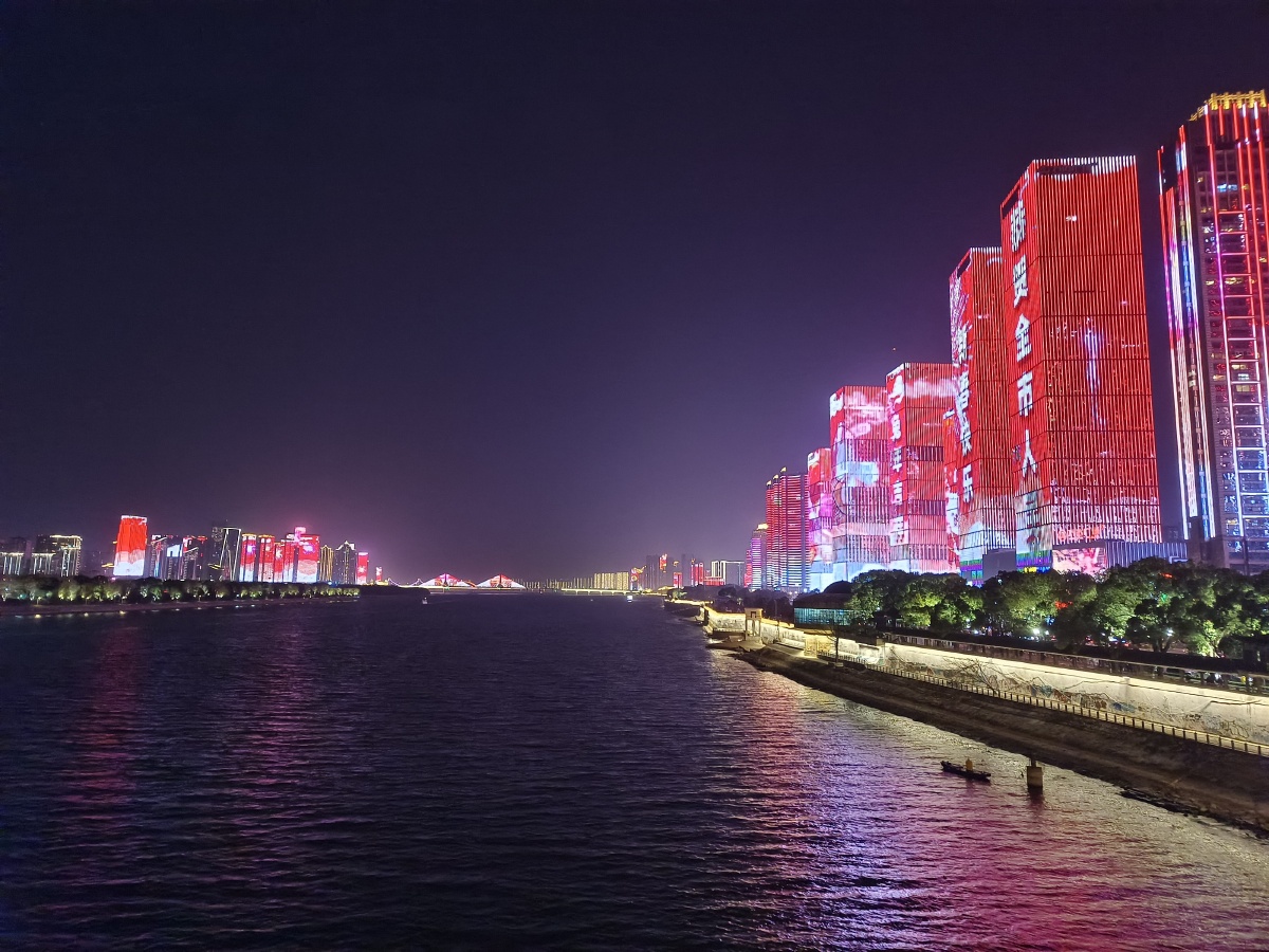 夜景中的长沙湘江万达广场