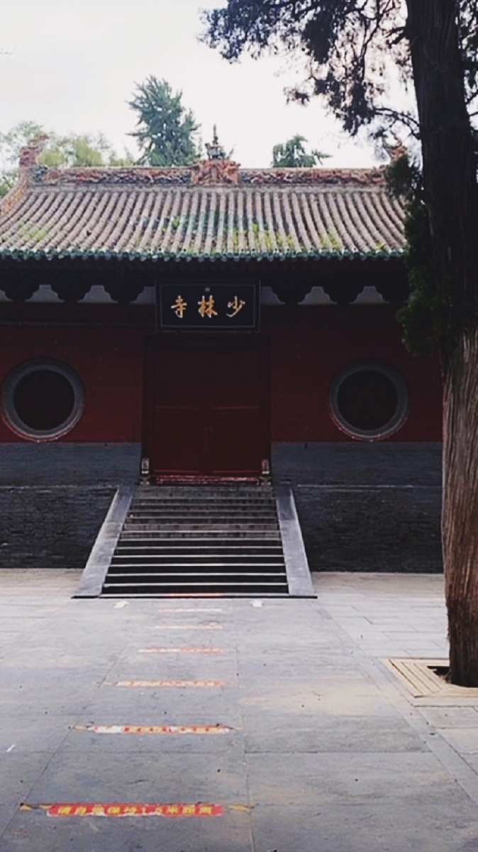 清晨少林寺山门