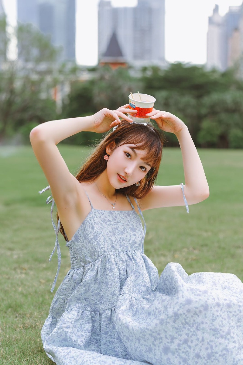 温柔女孩子的裙摆能撑起温柔和整个盛夏