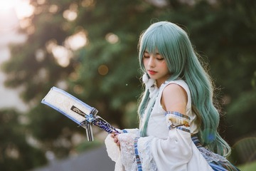 892490