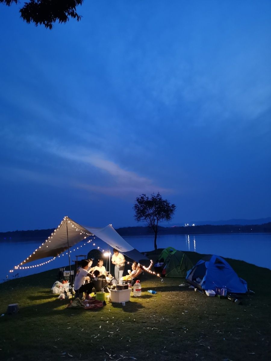 夏天湖边露营