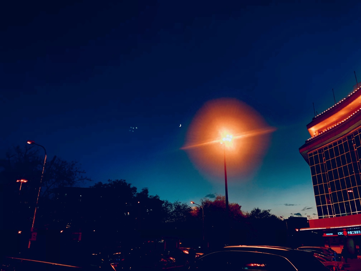 微光,弥足珍贵,尤其是在黑夜快要来临的时候.