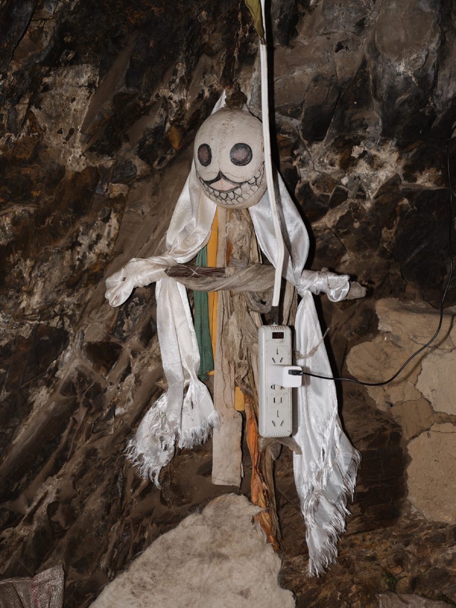 萨东多杰闭关的山洞中,有修行者在头盖骨上绘画,做成人偶.