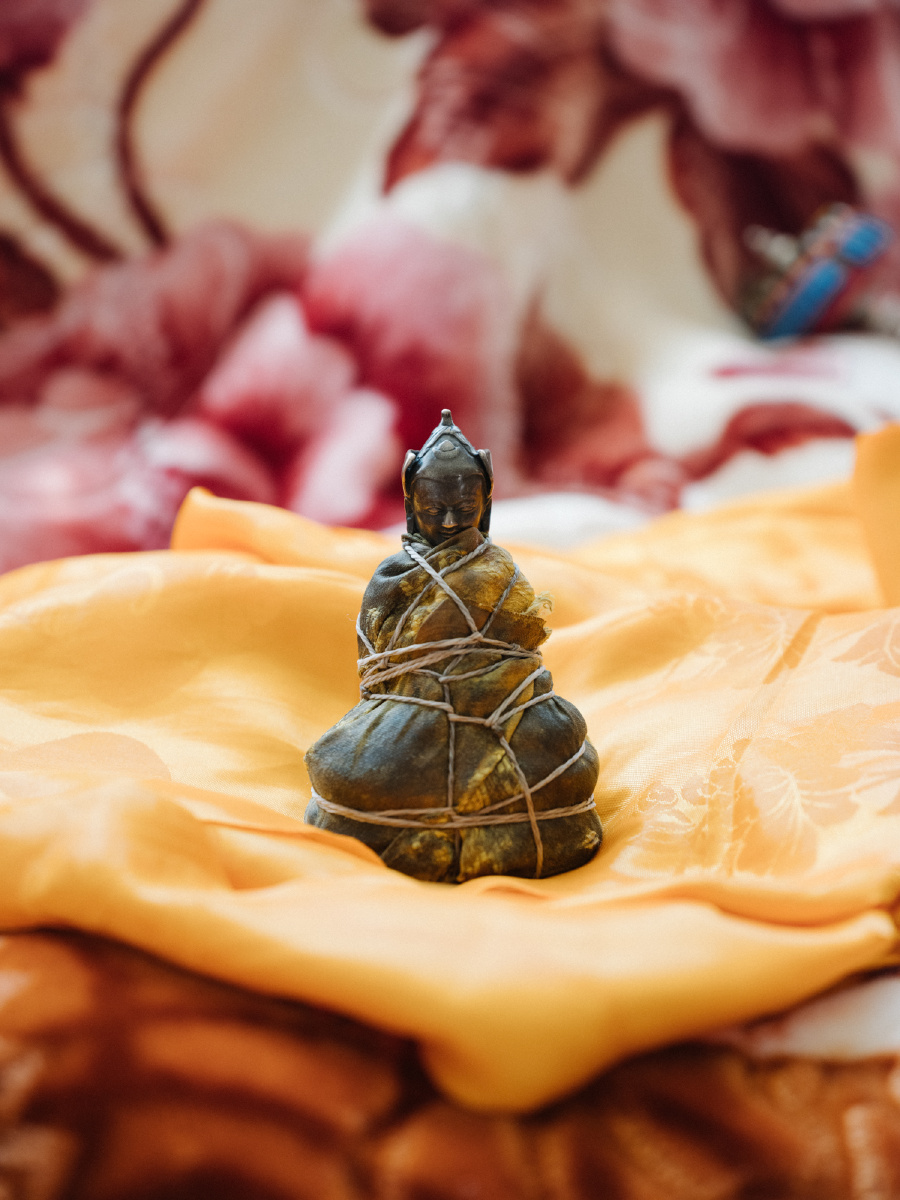 唐热仁波切取出的伏藏品. br />